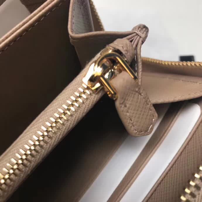 【原版皮】普拉达/Prada 拉链钱夹，选用十字纹小牛皮裁制而成，正面点缀金色散字徽标，尽显高档时尚，低调而又奢华，款号：1ML506