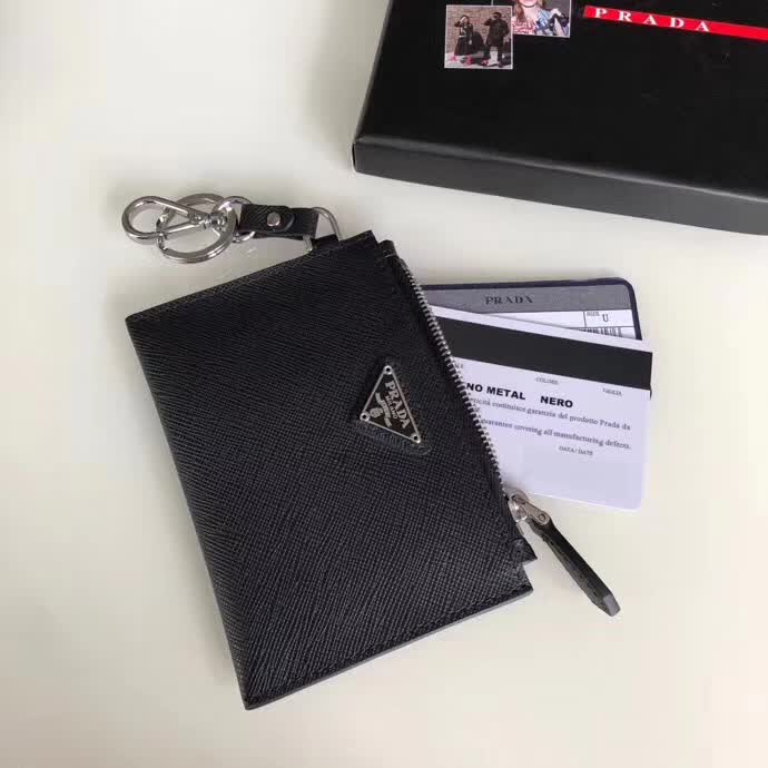 【原版皮】普拉达/Prada 钥匙包，车钥匙包，选用十字纹小牛皮裁制而成，男女通用款，最主要是可以挂在背包上，时尚前卫，款号：1TT080
