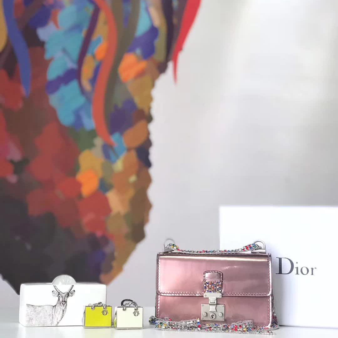 【原版皮】迪奥/Dior 链条包，选用光滑漆牛皮裁制而成，饰以点缀彩色钻粒的品牌标识字母锁扣，设计很特别，不容易撞款，链条缀满彩色钻粒，美得不要不要的，款号：5817