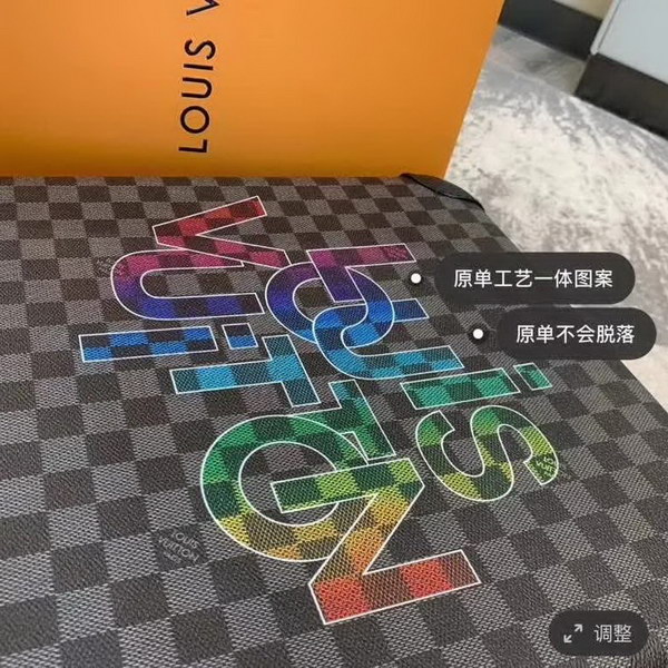 路易威登/LV Horizon 50拉杆箱，选用 Damier Graphite 帆布，印有设计的新款彩色交织字母品牌标识，光滑外层包裹轻巧的铝制拉杆，使箱内平整，箱内设计精简