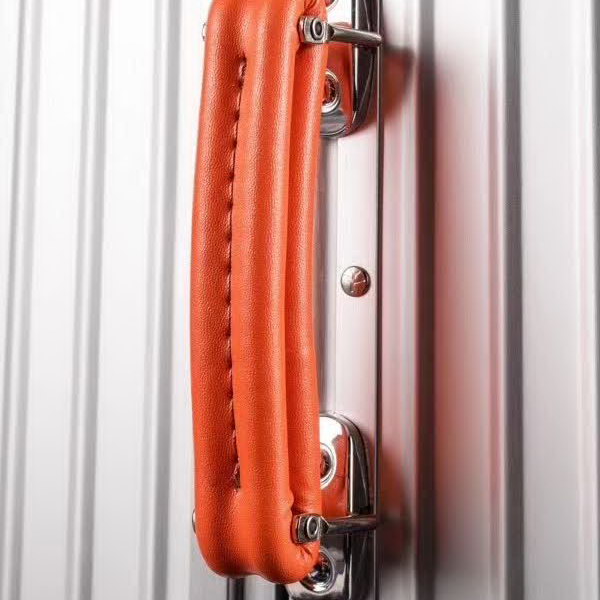 日默瓦/Rimowa 旅行箱，全​铝​镁‎合金，经典款​的新版‎本，彩色皮质把手，购买就送透明套，4个轮子，2个手把，绑带，想怎么换就怎么换，永远是街头机场最靓的你