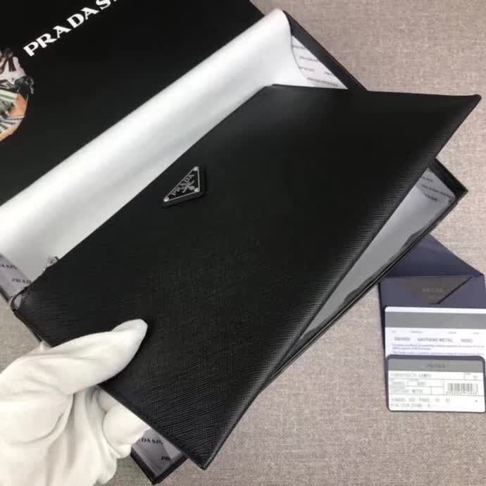 【原版皮】普拉达/Prada 男士手包，选用十字纹小牛皮裁制而成，正面点缀品牌三角徽标，款号：2NG005