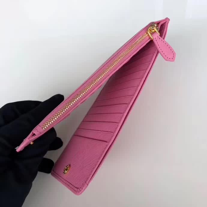 【原版皮】普拉达/Prada 卡包，男女通用款，选用十字纹牛皮裁制而成，点缀金色散字唛徽标，超大容量