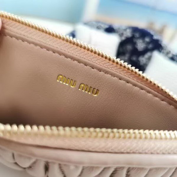 【原版皮】缪缪/Miu Miu 拉链钱夹，采用小羊皮材质精心裁制而成，Matelasse花纹图案，内里标识烫字，款号：5MB006