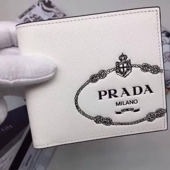 【原版皮】普拉达/Prada 短款钱夹，选用十字纹牛皮裁制而成，饰以黑色经典丝印徽标，风格优雅简约，款号：2M0513