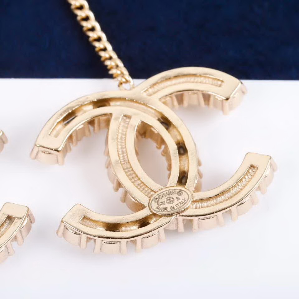 20秋季最新专柜款-Chanel经典款珍珠耳钉，细节满满的一款，以及背面五金的细腻，完美