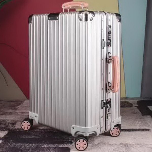 日默瓦/Rimowa 旅行箱，全​铝​镁‎合金，经典款​的新版‎本，彩色皮质把手，购买就送透明套，4个轮子，2个手把，绑带，想怎么换就怎么换，永远是街头机场最靓的你