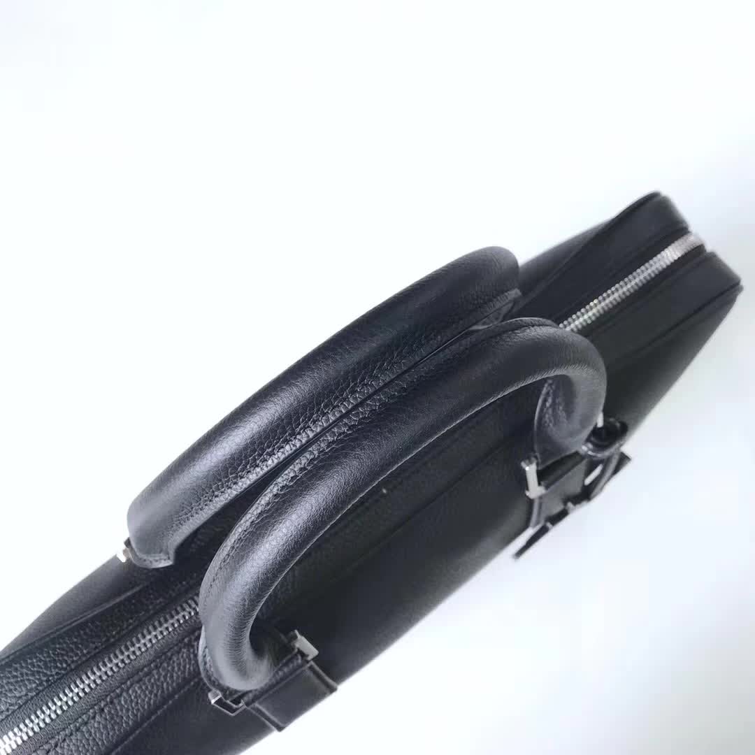 【原版皮】迪奥/Dior 男士公文包，选用粒面纹小牛皮裁制而成，采用传统工艺，是现代男士携带各类日常数据与文件的尚佳选择