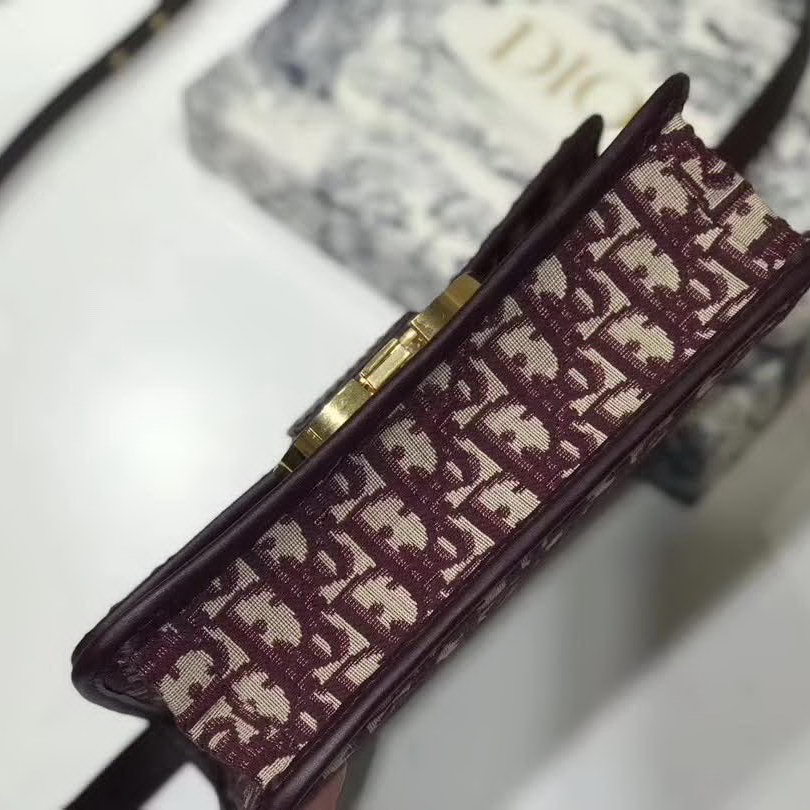 【原版皮】迪奥/Dior 30 MONTAIGNE手袋，选用Oblique提花帆布搭配同色系牛皮皮革裁制而成，饰以标志性“CD”字母锁扣，背面点缀30 Montaigne立体压印装饰，款号：M9203