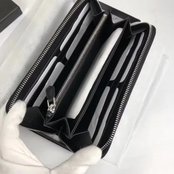 【原版皮】普拉达/Prada 拉链钱夹，选用十字纹小牛皮裁制而成，正面点缀银色散字徽标，尽显高档时尚，低调而又奢华，款号：1ML506