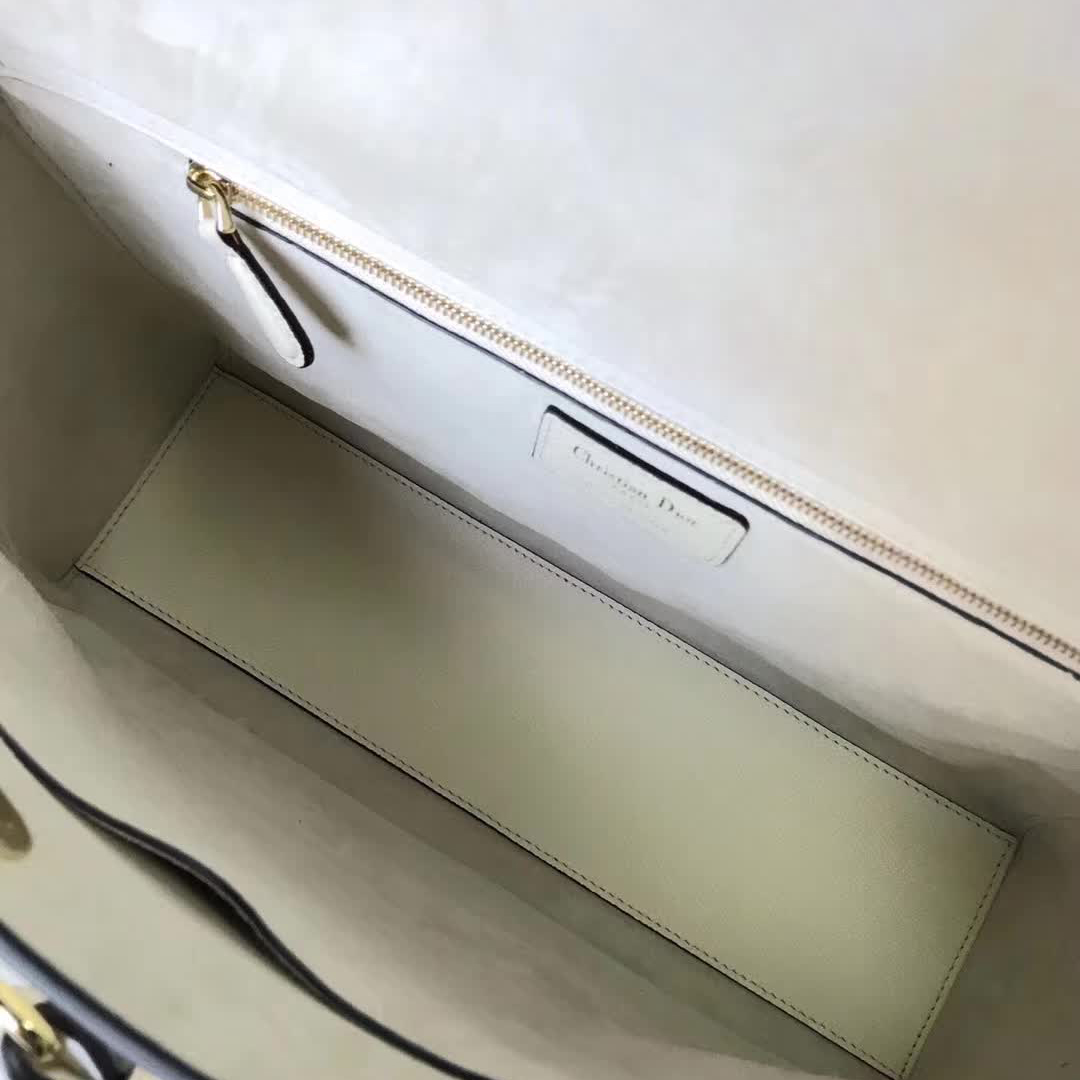 【原版皮】迪奥/Dior 手提包，选用手掌纹小牛皮裁制而成，缀以品牌标识吊坠，搭配宽肩带更有特色，简约时尚