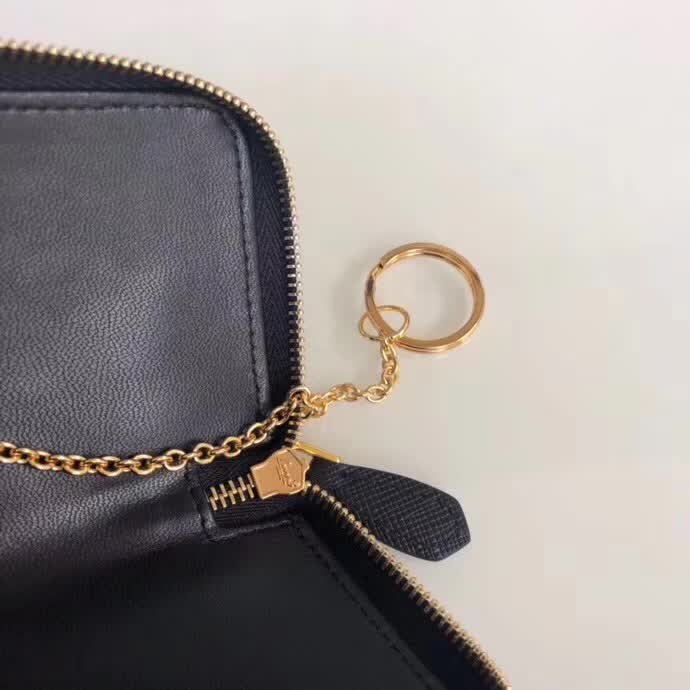 【原版皮】普拉达/Prada 钥匙包，车钥匙包，选用十字纹小牛皮裁制而成，点缀金色散字唛，简单实用，男女通用款，款号：1PP026