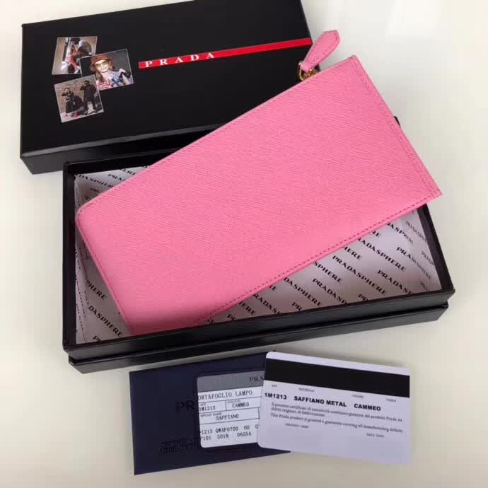 【原版皮】普拉达/Prada 卡包，男女通用款，选用十字纹牛皮裁制而成，点缀金色散字唛徽标，超大容量