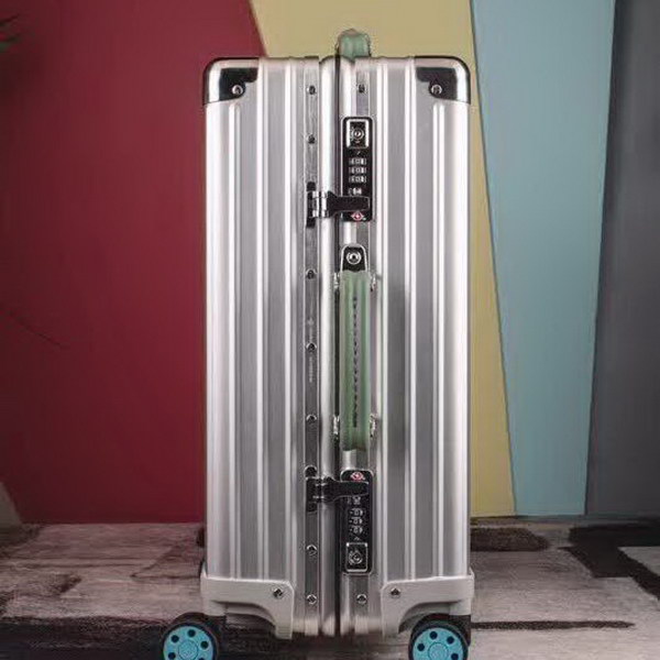日默瓦/Rimowa 旅行箱，全​铝​镁‎合金，经典款​的新版‎本，彩色皮质把手，购买就送透明套，4个轮子，2个手把，绑带，想怎么换就怎么换，永远是街头机场最靓的你