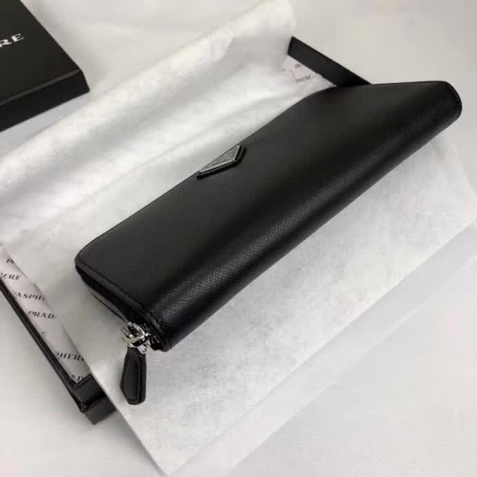 【原版皮】普拉达/Prada 拉链钱夹，选用十字纹小牛皮裁制而成，正面点缀三角唛徽标，经典之作，简单时尚，款号：1ML506