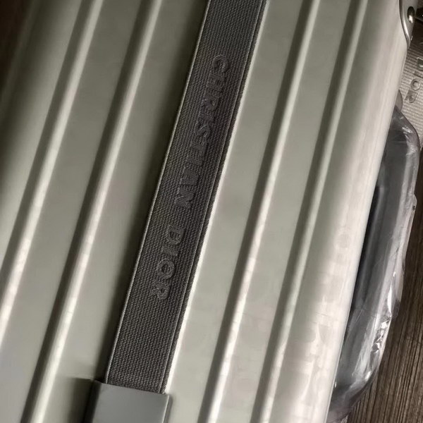 迪奥Dior X 日默瓦/RiMoWa 独家定制款化妆箱，汇集艺术,时尚与设计，领先时装周发售，体现精湛的手工匠艺和专业技术