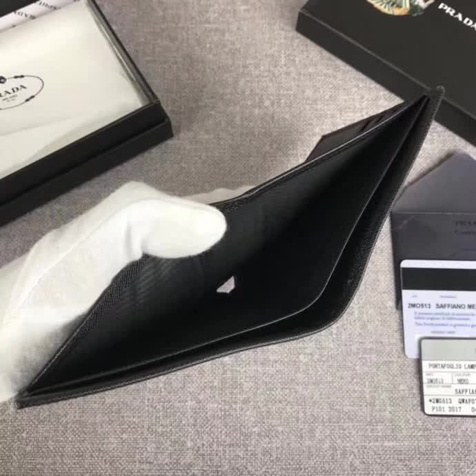 【原版皮】普拉达/Prada 短款钱夹，选用十字纹小牛皮裁制而成，边角热压印字母标识，精湛走线均匀整齐，做工精湛，款号：2M0513