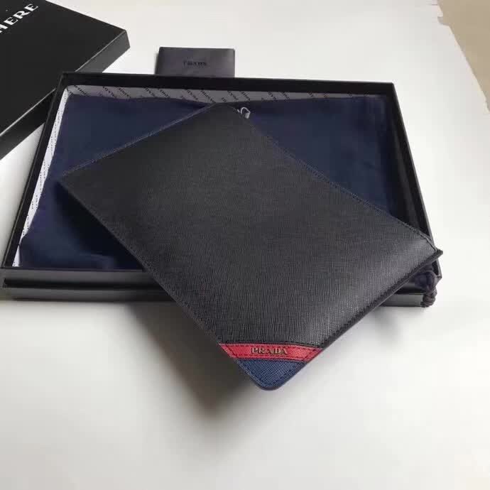 【原版皮】普拉达/Prada 男士手包，选用十字纹小牛皮裁制而成，边角点缀拼色皮革字唛徽标，款号：2NG005