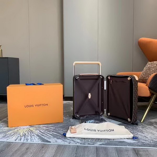 路易威登/LV Horizon 50拉杆箱，每一处设计细节无不散发出创新与轻盈的风格，全新的TSA箱锁到史上尤其舒适的旅行箱滚轮，以足以放入客舱的小巧尺寸提供令人惊异的高容量
