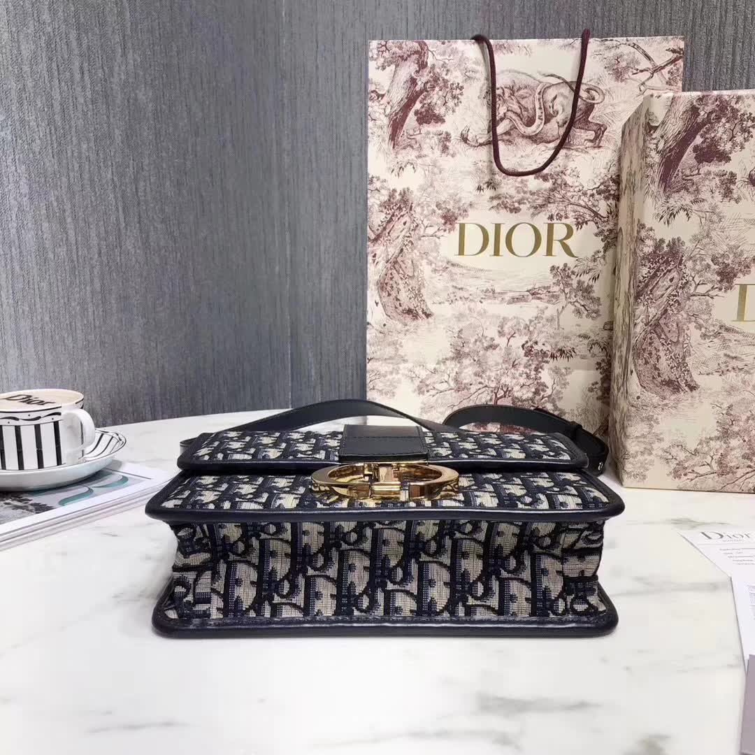 【原版皮】迪奥/Dior 30 MONTAIGNE手袋，选用Oblique提花帆布搭配同色系牛皮皮革裁制而成，饰以标志性“CD”字母锁扣，背面点缀30 Montaigne立体压印装饰，款号：M9203