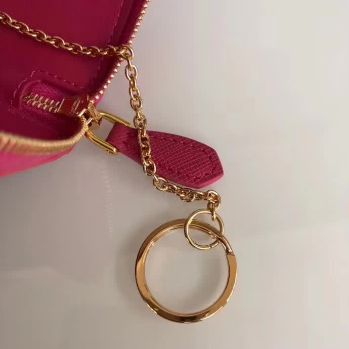 【原版皮】普拉达/Prada 钥匙包，车钥匙包，选用十字纹小牛皮裁制而成，点缀同色系三角唛徽标，简单实用，男女通用款，款号：1PP026