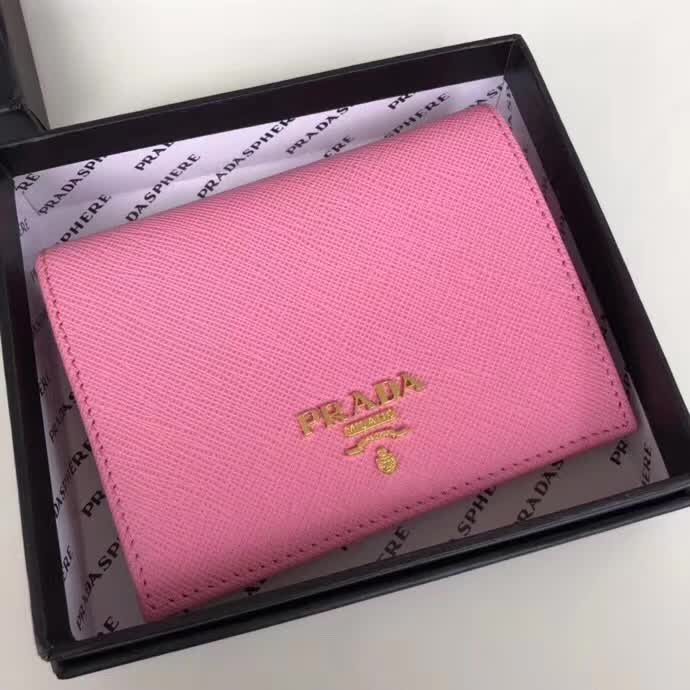 【原版皮】普拉达/Prada 短款钱夹，选用十字纹小牛皮裁制而成，点缀金色散字唛徽标，简单实用，提升个人品味的一款，款号：1M0204