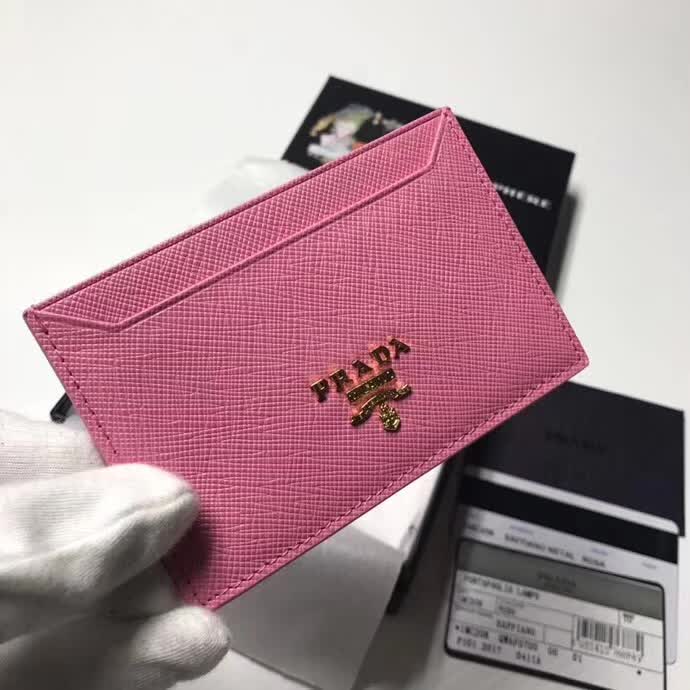 【原版皮】普拉达/Prada 卡包，选用十字纹牛皮裁制而成，精湛走线均匀整齐，油边顺滑，做工精致如图可见，款号：1MC208