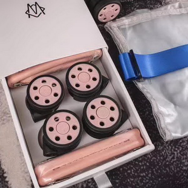 日默瓦/Rimowa 旅行箱，全​铝​镁‎合金，经典款​的新版‎本，彩色皮质把手，购买就送透明套，4个轮子，2个手把，绑带，想怎么换就怎么换，永远是街头机场最靓的你