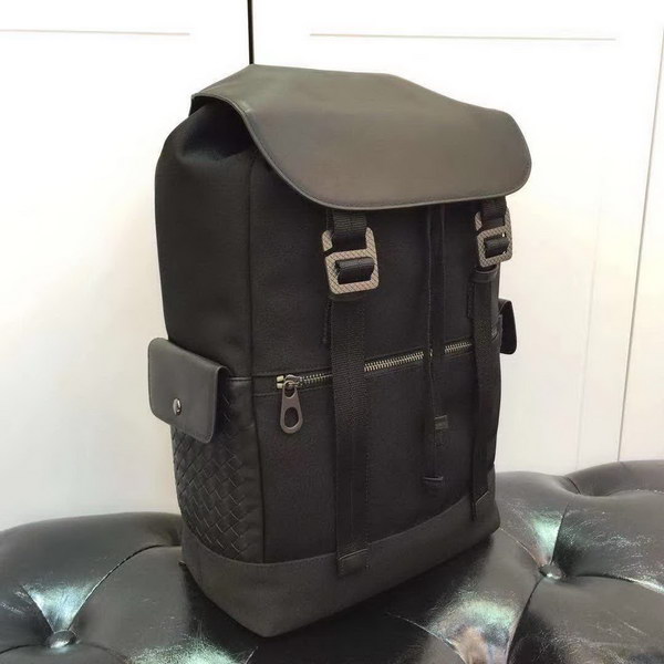 【原版皮】宝缇嘉/BV 男士双肩背包,哑光小牛皮和坚固尼龙的混合搭配时尚现代,配以手工制作,贴袋上编饰标志性的编织图案,设计旨在成就每日佩戴的必备单品,款号:80187208