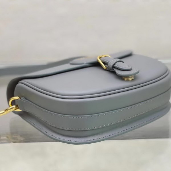 【原版皮】迪奥/Dior bobby 手袋，复古CD logo，硬挺的包身，五金做旧增加了复古感，不易磨损，采用光面牛皮革精心制作，饰以复古金色五金配件提升格调，柔软而富有质感，点缀有军装风格搭扣，款号：M9319