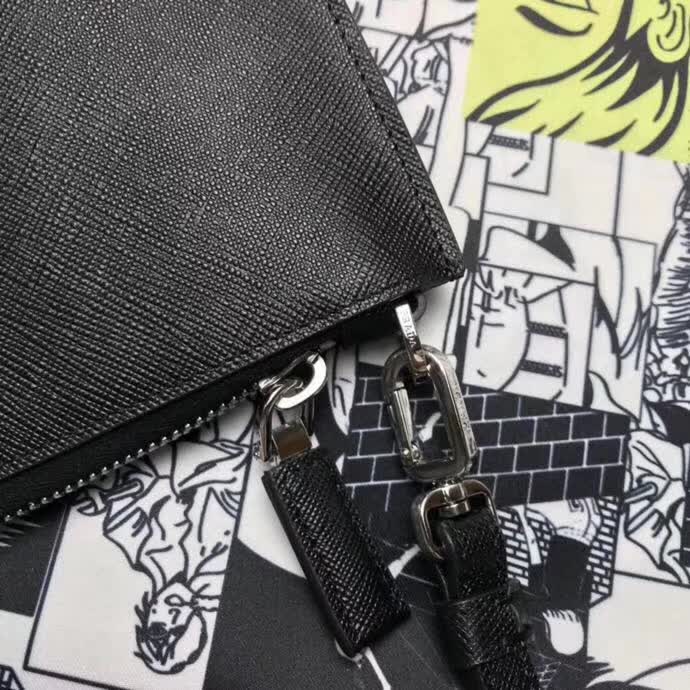 【原版皮】普拉达/Prada 男士手包，选用十字纹小牛皮镶嵌彩带鳄鱼纹裁制而成，经典之作，简单时尚，款号：2NG005