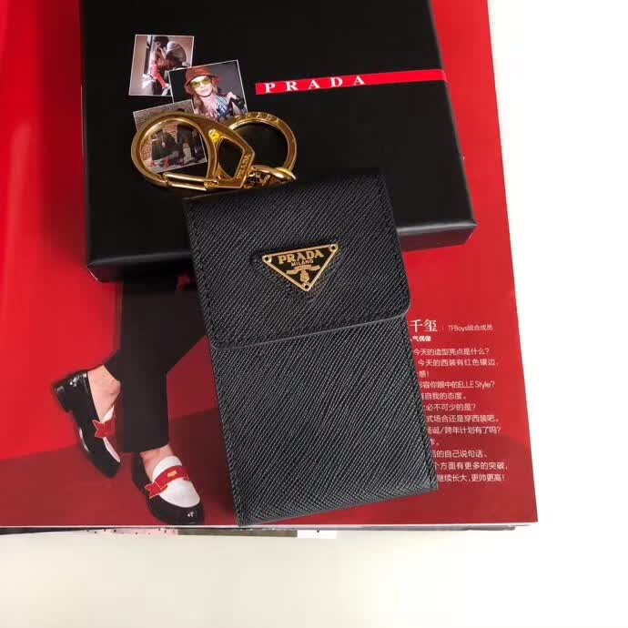 【原版皮】普拉达/Prada 钥匙包，车钥匙包，选用十字纹小牛皮镶嵌三角唛徽标，男女通用款，简单时尚，款号：1TT081