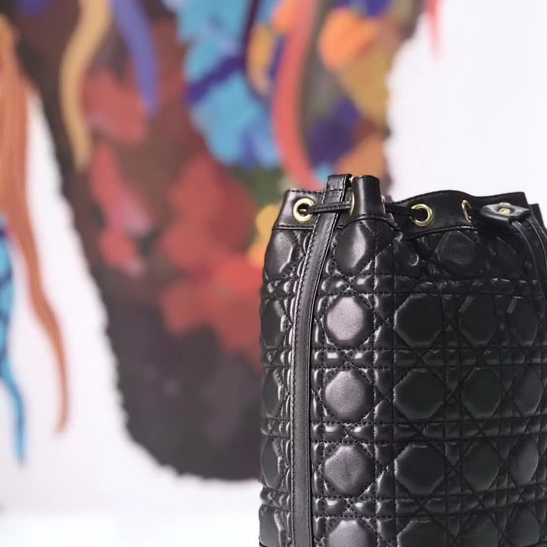 【原版皮】迪奥/Dior 水桶包，选用柔软羊皮精心裁制而成，整个包身绗缝藤格纹，看起来帅气又低调