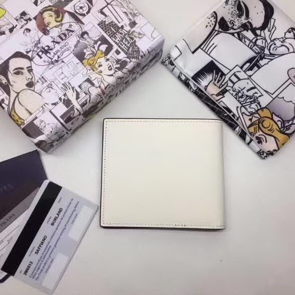 【原版皮】普拉达/Prada 短款钱夹，选用十字纹牛皮裁制而成，饰以黑色经典丝印徽标，风格优雅简约，款号：2M0513