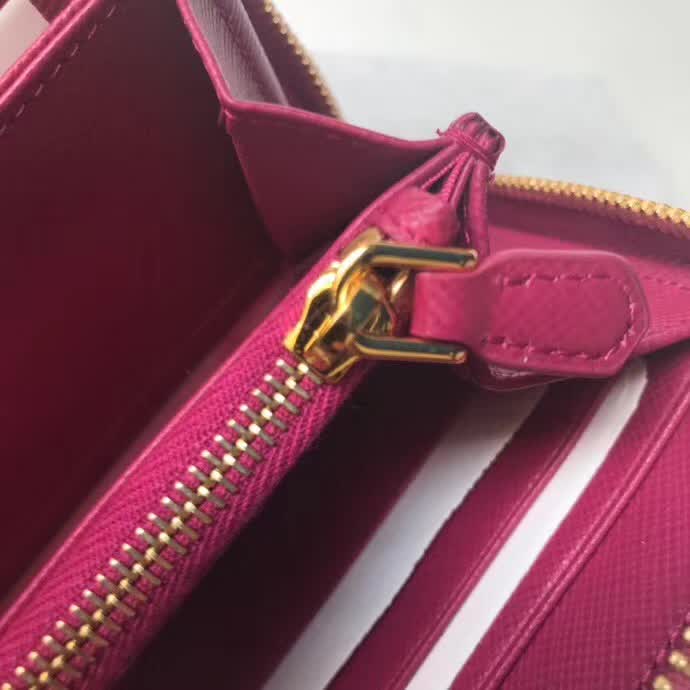 【原版皮】普拉达/Prada 拉链钱夹，选用十字纹小牛皮裁制而成，正面点缀金色散字徽标，尽显高档时尚，低调而又奢华，款号：1ML506