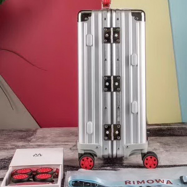 日默瓦/Rimowa 旅行箱，全​铝​镁‎合金，经典款​的新版‎本，彩色皮质把手，购买就送透明套，4个轮子，2个手把，绑带，想怎么换就怎么换，永远是街头机场最靓的你
