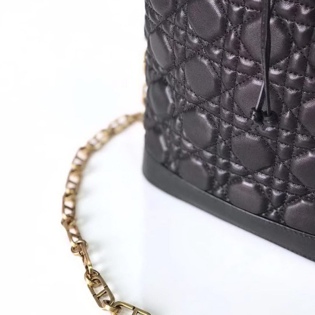 【原版皮】迪奥/Dior 水桶包，选用柔软羊皮精心裁制而成，整个包身绗缝藤格纹，看起来帅气又低调