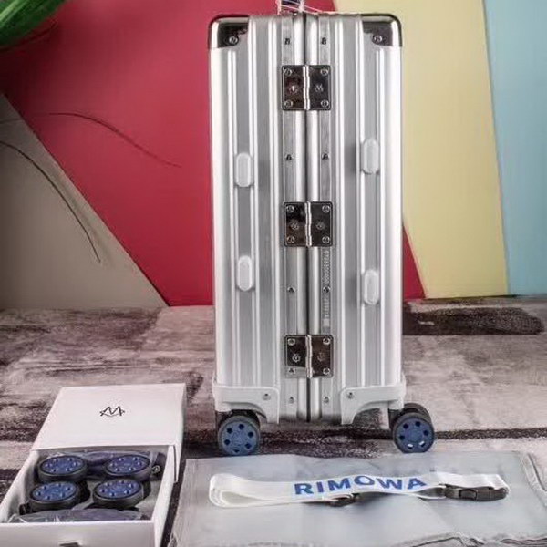 日默瓦/Rimowa 旅行箱，全​铝​镁‎合金，经典款​的新版‎本，彩色皮质把手，购买就送透明套，4个轮子，2个手把，绑带，想怎么换就怎么换，永远是街头机场最靓的你