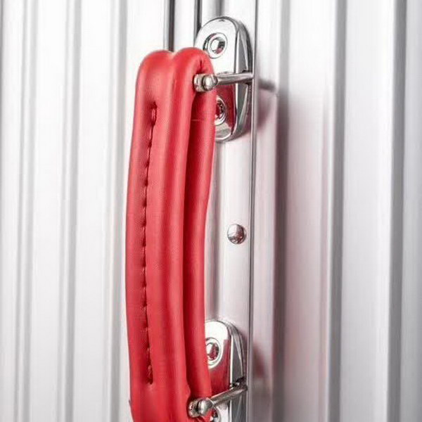 日默瓦/Rimowa 旅行箱，全​铝​镁‎合金，经典款​的新版‎本，彩色皮质把手，购买就送透明套，4个轮子，2个手把，绑带，想怎么换就怎么换，永远是街头机场最靓的你