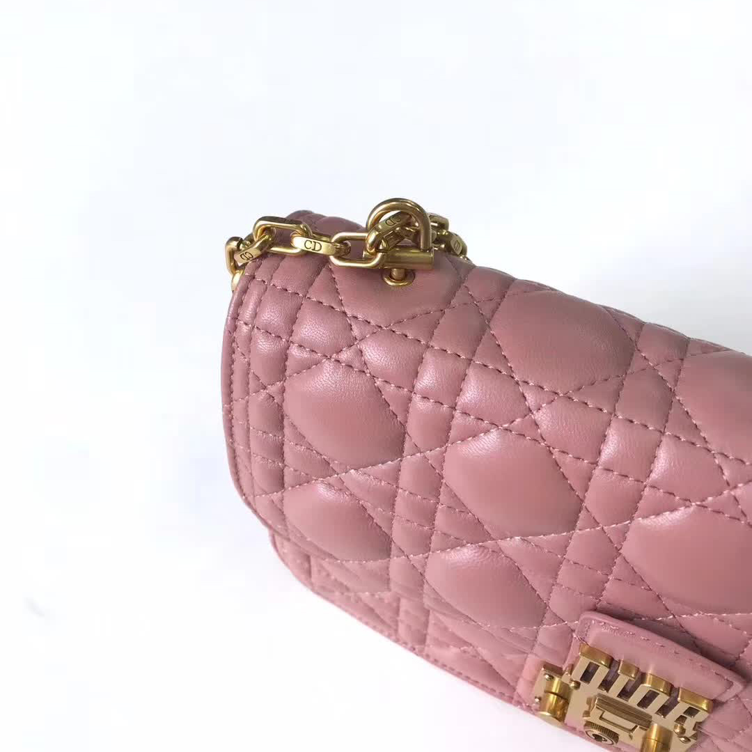 【原版皮】迪奥/Dior 链条包，选用小羊皮绗缝藤格纹，饰以精致又摩登复古品牌标识锁扣，很有年代感，搭配链条肩带，真是perfect