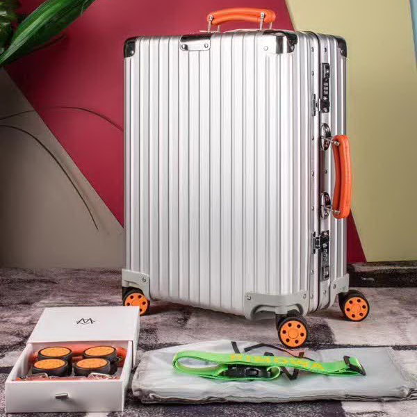 日默瓦/Rimowa 旅行箱，全​铝​镁‎合金，经典款​的新版‎本，彩色皮质把手，购买就送透明套，4个轮子，2个手把，绑带，想怎么换就怎么换，永远是街头机场最靓的你