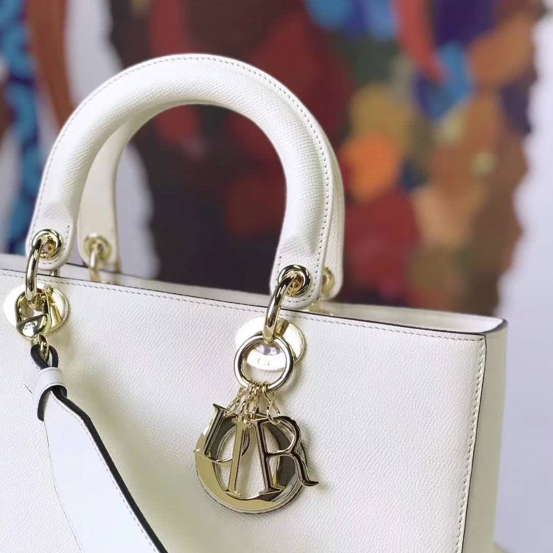 【原版皮】迪奥/Dior 手提包，选用手掌纹小牛皮裁制而成，缀以品牌标识吊坠，搭配宽肩带更有特色，简约时尚