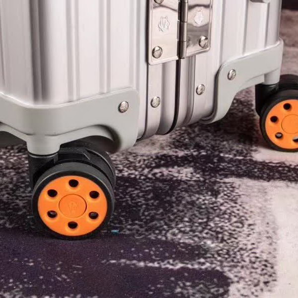 日默瓦/Rimowa 旅行箱，全​铝​镁‎合金，经典款​的新版‎本，彩色皮质把手，购买就送透明套，4个轮子，2个手把，绑带，想怎么换就怎么换，永远是街头机场最靓的你