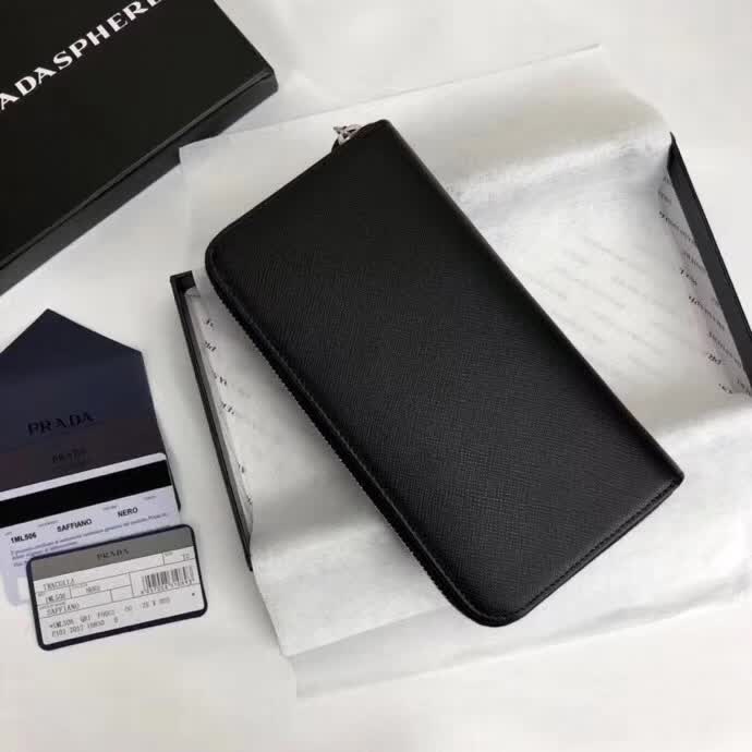 【原版皮】普拉达/Prada 拉链钱夹，选用十字纹小牛皮裁制而成，正面点缀银色散字徽标，尽显高档时尚，低调而又奢华，款号：1ML506