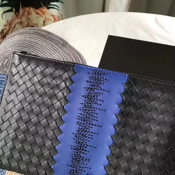 【原版皮】宝缇嘉/Bottega Veneta 手包，经典爆款，选用打蜡牛皮裁制而成，点缀刺绣格纹图案，款号：30629