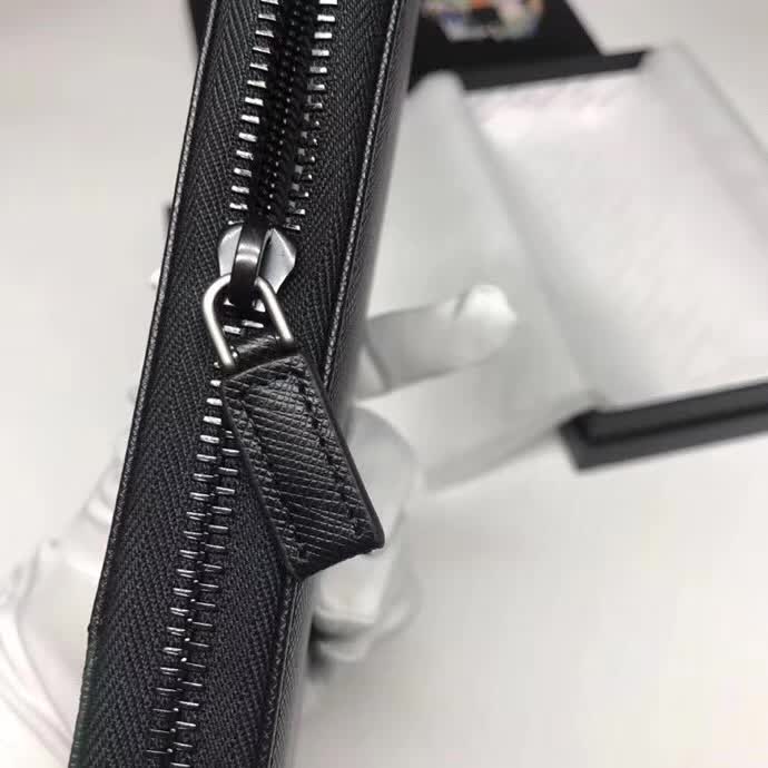【原版皮】普拉达/Prada 拉链钱夹，选用十字纹小牛皮裁制而成，边角点缀三角散字徽标，经典之作，简单时尚，款号：2ML188