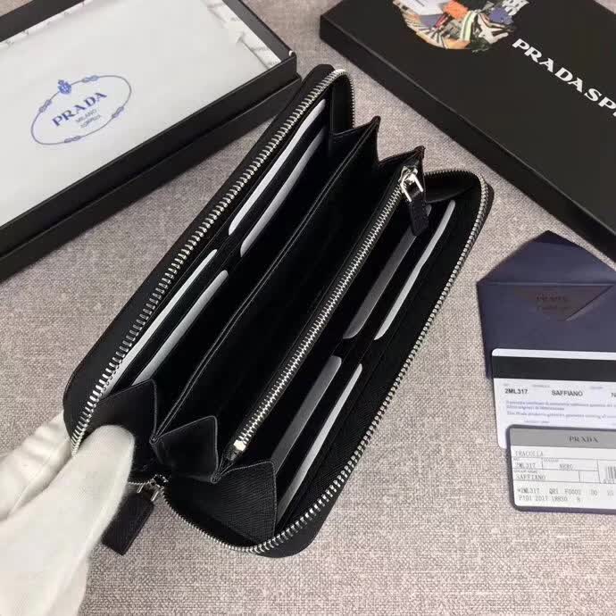 【原版皮】普拉达/Prada 拉链钱夹，选用十字纹小牛皮裁制而成，绗缝特别的皮革徽标设计凸显个性，时尚炫酷，就是要你好看，款号：2ML317