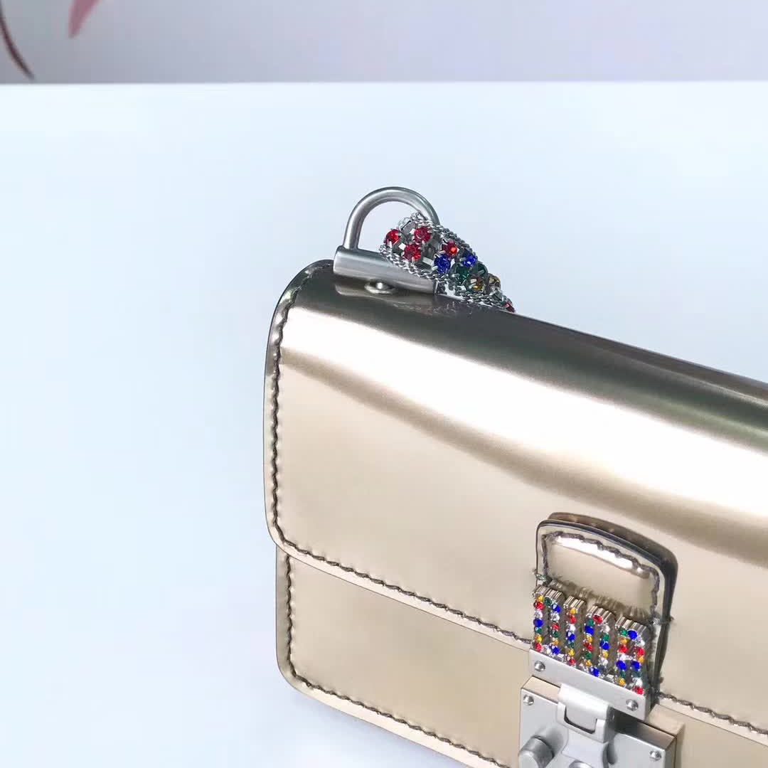 【原版皮】迪奥/Dior 链条包，选用光滑漆牛皮裁制而成，饰以点缀彩色钻粒的品牌标识字母锁扣，设计很特别，不容易撞款，链条缀满彩色钻粒，美得不要不要的，款号：5817