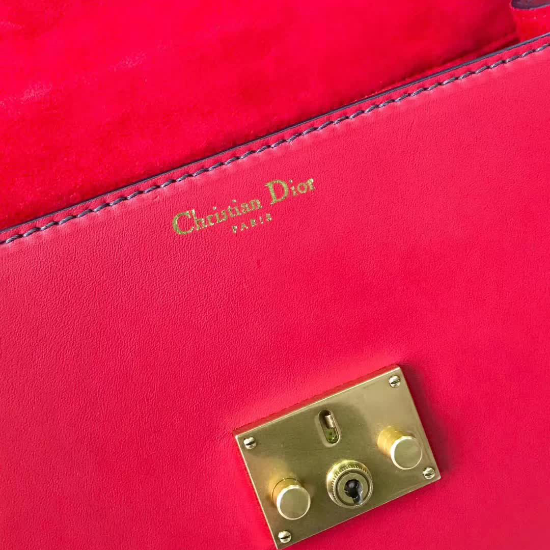 【原版皮】迪奥/Dior 手提包，选用平纹小牛皮裁制而成，饰以品牌标识字母锁扣，低调奢华，简约时尚