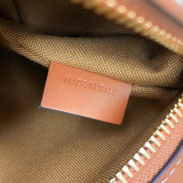 【原版皮】赛琳/Celine 老花系斜挎包，颜值爆表，整个包以凯旋门标志为主，包边以棕色为主围绕开口，焦糖棕色搭配老花添加了复古元素，款号：191522